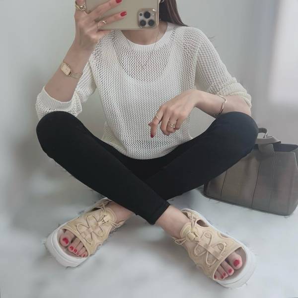 即決で「速攻レジ」へ！！ついイロチ買いッ！【ユニクロ】“メッシュセーター”が超オシャレ