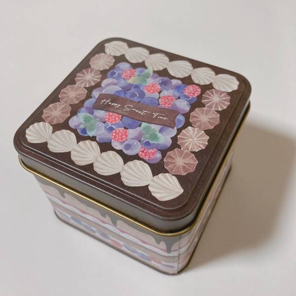 「目を惹く可愛さ」「使い勝手もいい優秀」【セリア】多用途に使える『缶ケース』が可愛すぎる！