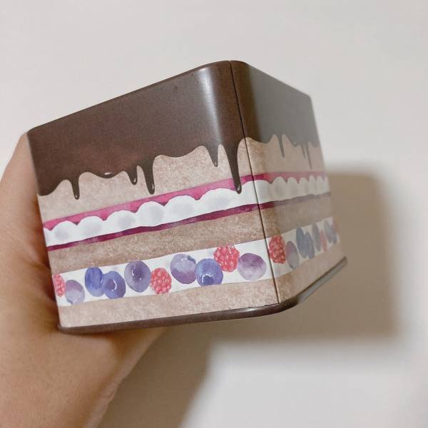 「目を惹く可愛さ」「使い勝手もいい優秀」【セリア】多用途に使える『缶ケース』が可愛すぎる！