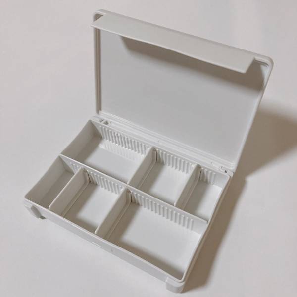 「シンプルだけど超便利！」の声！【セリア】本当に110円でいいの！？《仕切れる小物ケース》がスゴい…！