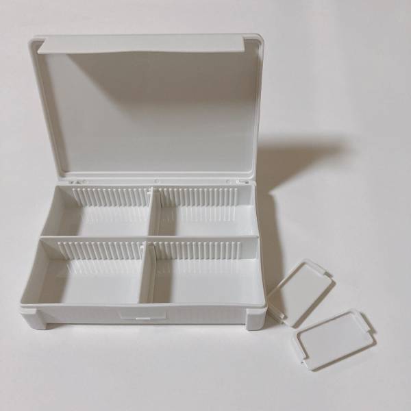 「シンプルだけど超便利！」の声！【セリア】本当に110円でいいの！？《仕切れる小物ケース》がスゴい…！