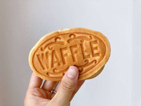 ふんわりワッフルとマリービスケット入りの新感覚スイーツ！【ファミリーマート】「マリービスケットワッフル」