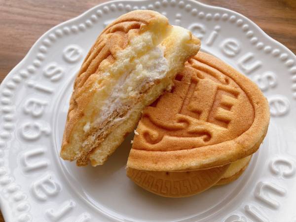 ふんわりワッフルとマリービスケット入りの新感覚スイーツ！【ファミリーマート】「マリービスケットワッフル」