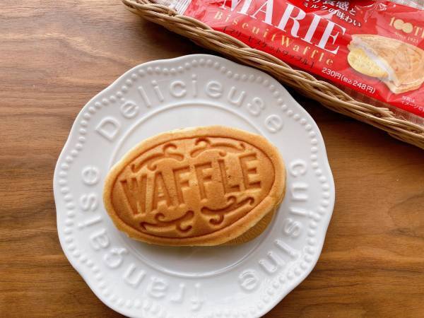 ふんわりワッフルとマリービスケット入りの新感覚スイーツ！【ファミリーマート】「マリービスケットワッフル」