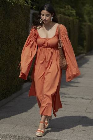 ワンピーススタイルこそ冒険！ベッティーナ・ルーニーのコーデ集【今、気になるファッションアイコン】