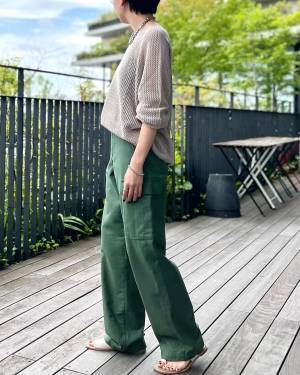 「大バズリ中の」コレ、「スタイルupする」！【ユニクロ】最強コーデ発見！”カーゴボトムス”は「一年中履ける」