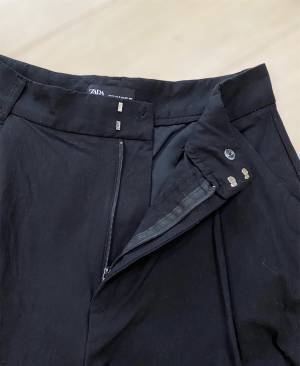 ＜夏に大活躍＞「脚長効果」スッゴー！！【ZARA】「トレンド感」たっぷり“ハーフボトムス”紹介