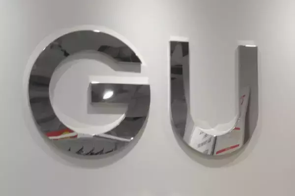 《SNSでも話題》この安さは「買い」一択！【GU】「高見え」すぎると大絶賛の”サテンロングスカート”