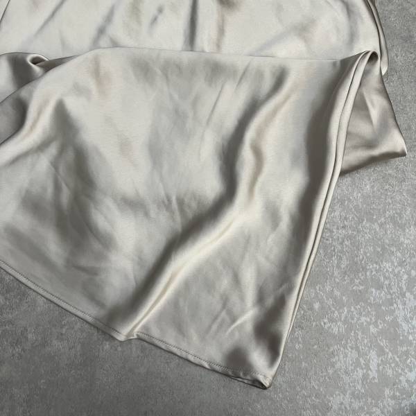 《SNSでも話題》この安さは「買い」一択！【GU】「高見え」すぎると大絶賛の”サテンロングスカート”