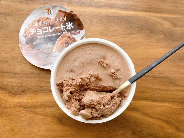 シャリシャリ食感＆とろ～りソースが贅沢すぎるよ…！【セブンイレブン】本格派『チョコレート氷』はパクパク食べられちゃう！