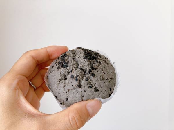 絶品すぎて「驚き」！！「カロリーも低め」【ローソン】「食べ応え」抜群な“黒ごま蒸しパン”紹介