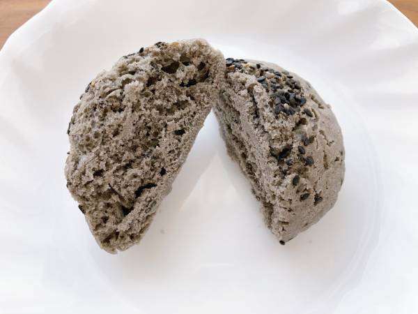 絶品すぎて「驚き」！！「カロリーも低め」【ローソン】「食べ応え」抜群な“黒ごま蒸しパン”紹介