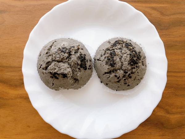 絶品すぎて「驚き」！！「カロリーも低め」【ローソン】「食べ応え」抜群な“黒ごま蒸しパン”紹介