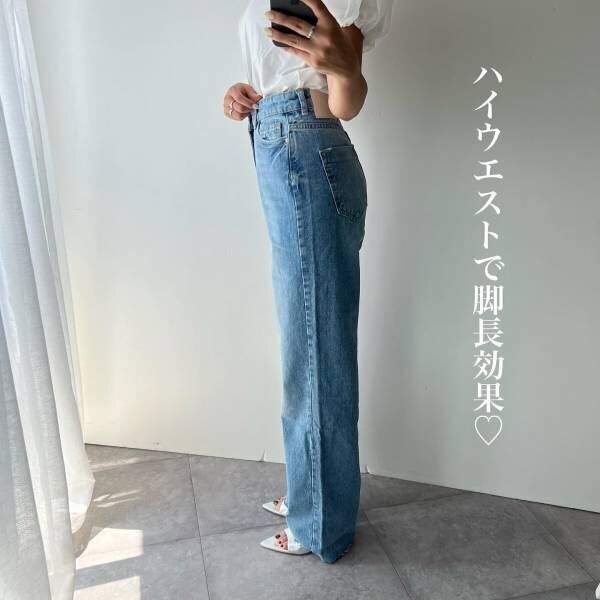 ZARAのSTRAIGHT‐FIT HIGH‐WAIST FULL LENGTH デニムパンツを穿いている女性