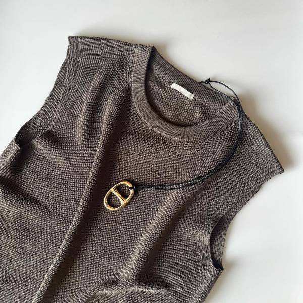 「オリーブ」色が「可愛い」！！【GU】「スリット」がポイントの”フレンチスリーブセーター”