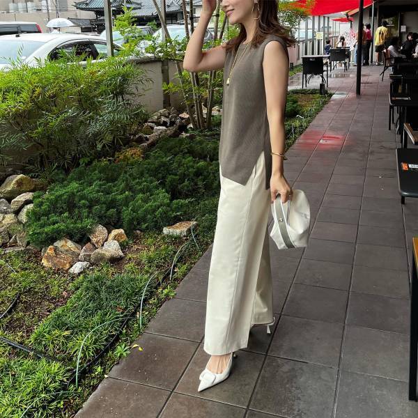 「オリーブ」色が「可愛い」！！【GU】「スリット」がポイントの”フレンチスリーブセーター”