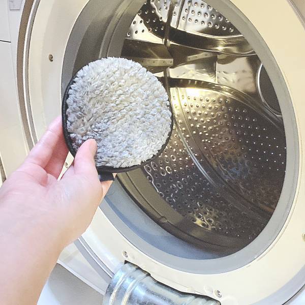 「既に品薄状態」！？とにかく「スゴイ」と噂の【ダイソー】『メイク落とし用パフ』水でメイクが落とせるって本当？