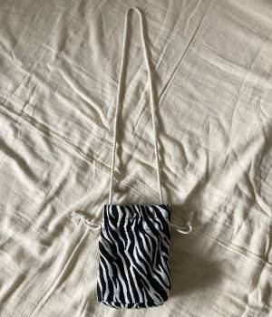 え！バッグが「417円」って本当！？【SHEIN】トレンドの『アニマル柄バッグ』が「激安」すぎる