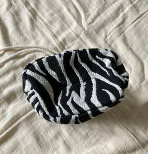 え！バッグが「417円」って本当！？【SHEIN】トレンドの『アニマル柄バッグ』が「激安」すぎる