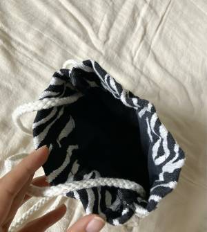 え！バッグが「417円」って本当！？【SHEIN】トレンドの『アニマル柄バッグ』が「激安」すぎる