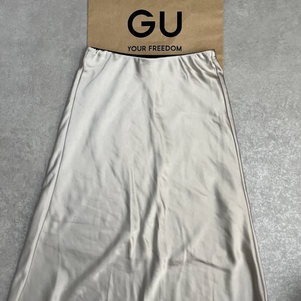 ＜コレは期待以上…！＞【GU】めちゃ「高見え」と人気の”サテンロングスカート”着回し力もバツグンすぎる！