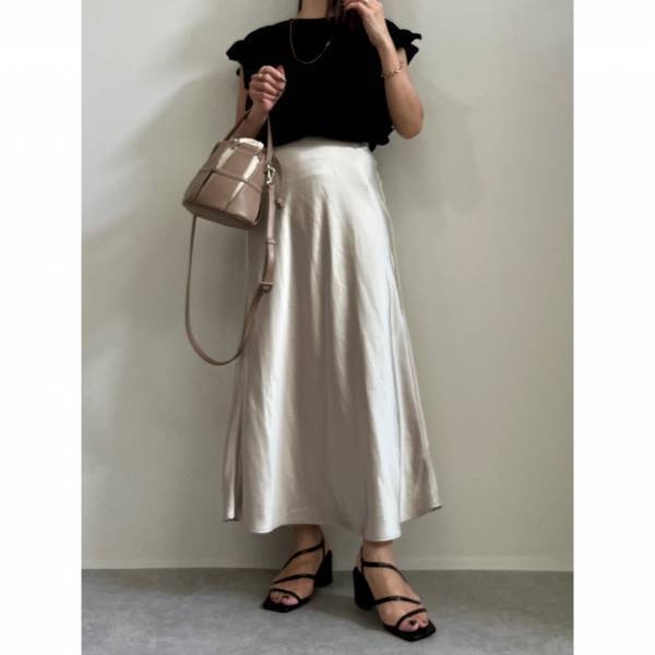 ＜コレは期待以上…！＞【GU】めちゃ「高見え」と人気の”サテンロングスカート”着回し力もバツグンすぎる！