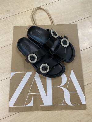 「パッと」「華やかな印象」で足元が「映える」！！【ZARA】「キラキラ」が可愛い”サンダル”
