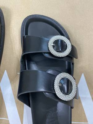 「パッと」「華やかな印象」で足元が「映える」！！【ZARA】「キラキラ」が可愛い”サンダル”