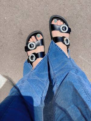 「パッと」「華やかな印象」で足元が「映える」！！【ZARA】「キラキラ」が可愛い”サンダル”