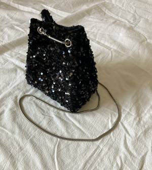 『な、なんと837円』「激安なのに高クオリティ」【SHEIN】「夏に映える」“スパンコールバッグ”がカワイイ