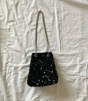 『な、なんと837円』「激安なのに高クオリティ」【SHEIN】「夏に映える」“スパンコールバッグ”がカワイイ