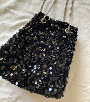 『な、なんと837円』「激安なのに高クオリティ」【SHEIN】「夏に映える」“スパンコールバッグ”がカワイイ