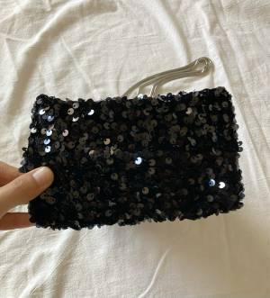 『な、なんと837円』「激安なのに高クオリティ」【SHEIN】「夏に映える」“スパンコールバッグ”がカワイイ