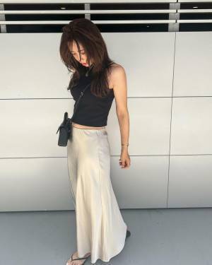 え！「絶対可愛い」♡「綺麗なライン」でスゴッ！【GU】こんなの「欲しかった」“サテンスカート”紹介