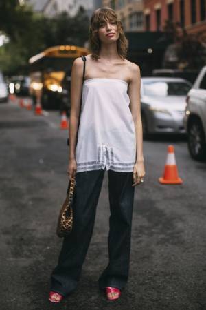 涼感と華やぎを両立！ 「レース」で着映えるサマールック５選【ストリートスナップ】