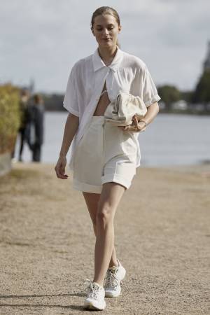 涼しげ「オールホワイト」で華やかオーラを！ 真夏に似合う着こなし５選【ストリートスナップ】