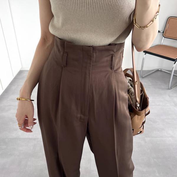 「ハイウエスト」で脚長効果！「大人な配色」で激カワ！【GU】「スッキリ見え」する“高見えボトムス”特集