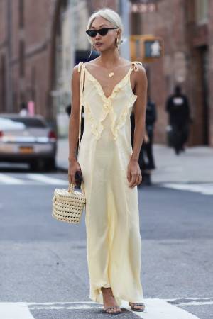 夏にはやっぱり「かごバッグ」！ 抜け感が好作用するこなれルック5選【ストリートスナップ】