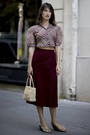 夏にはやっぱり「かごバッグ」！ 抜け感が好作用するこなれルック5選【ストリートスナップ】