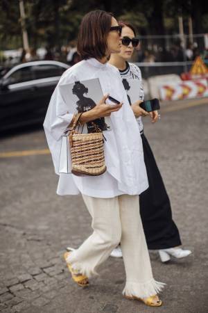 夏にはやっぱり「かごバッグ」！ 抜け感が好作用するこなれルック5選【ストリートスナップ】