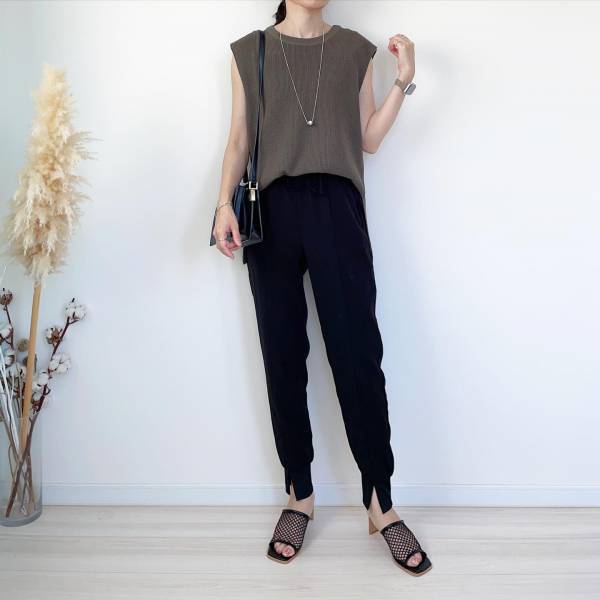 「オリーブ」色が大人気！【GU】初秋まで長ーく着られる♡「高見えサマーニット」