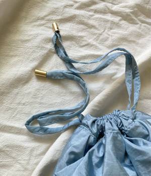 《水色》が「乙女心をくすぐる」可愛さ♡♡【しまむら】「優秀」すぎる”巾着ポーチ”