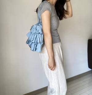 《水色》が「乙女心をくすぐる」可愛さ♡♡【しまむら】「優秀」すぎる”巾着ポーチ”