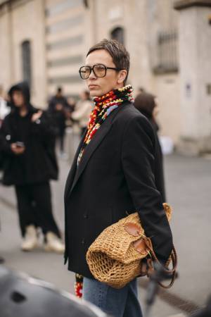 ストロー、ラフィア、ラタンなど夏定番のカゴバッグ。都会的な着こなしが叶う最新コーデ術をレクチャー!