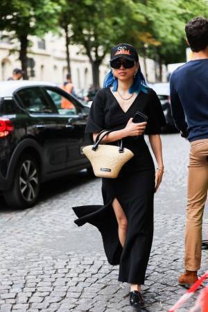 ストロー、ラフィア、ラタンなど夏定番のカゴバッグ。都会的な着こなしが叶う最新コーデ術をレクチャー!