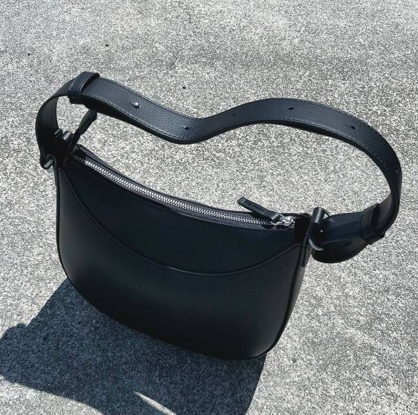 ＜再販待ってたコレ♡＞「買ってよかった！」【ユニクロ】「めっちゃ高見え」する”レザーバッグ”