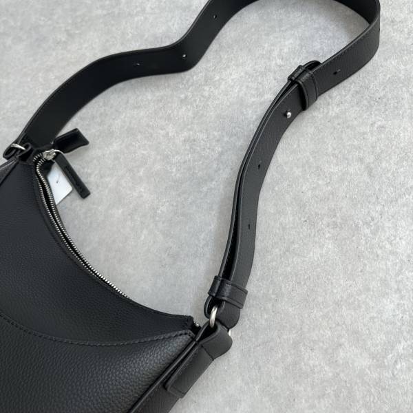 「再販」待ってたー！【ユニクロ】「使いやすく高級感」バツグン！”レザーバッグ”は「買い」一択