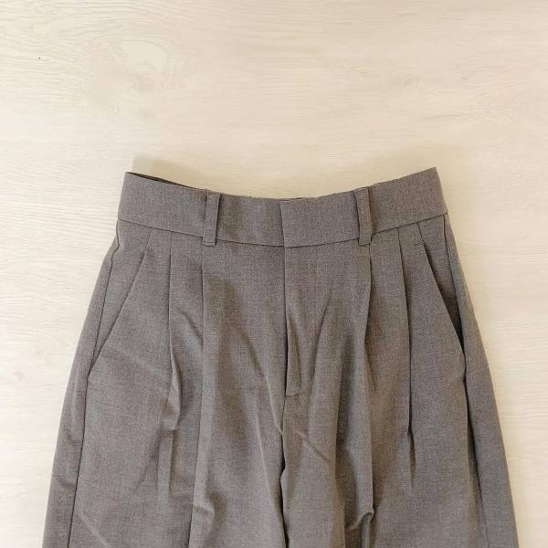 ＜大人気＞めっちゃ「美脚に」見える！！【GU】「オールシーズン使える」“タックワイドボトムス”コーデ3選