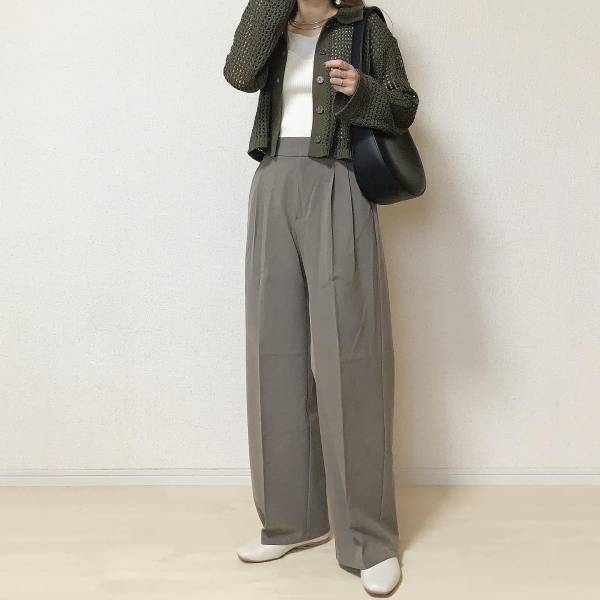 ＜大人気＞めっちゃ「美脚に」見える！！【GU】「オールシーズン使える」“タックワイドボトムス”コーデ3選