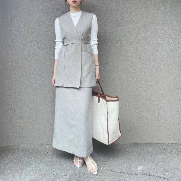 シンプル & フェミニンさが可愛い【旬オフィスコーデ】